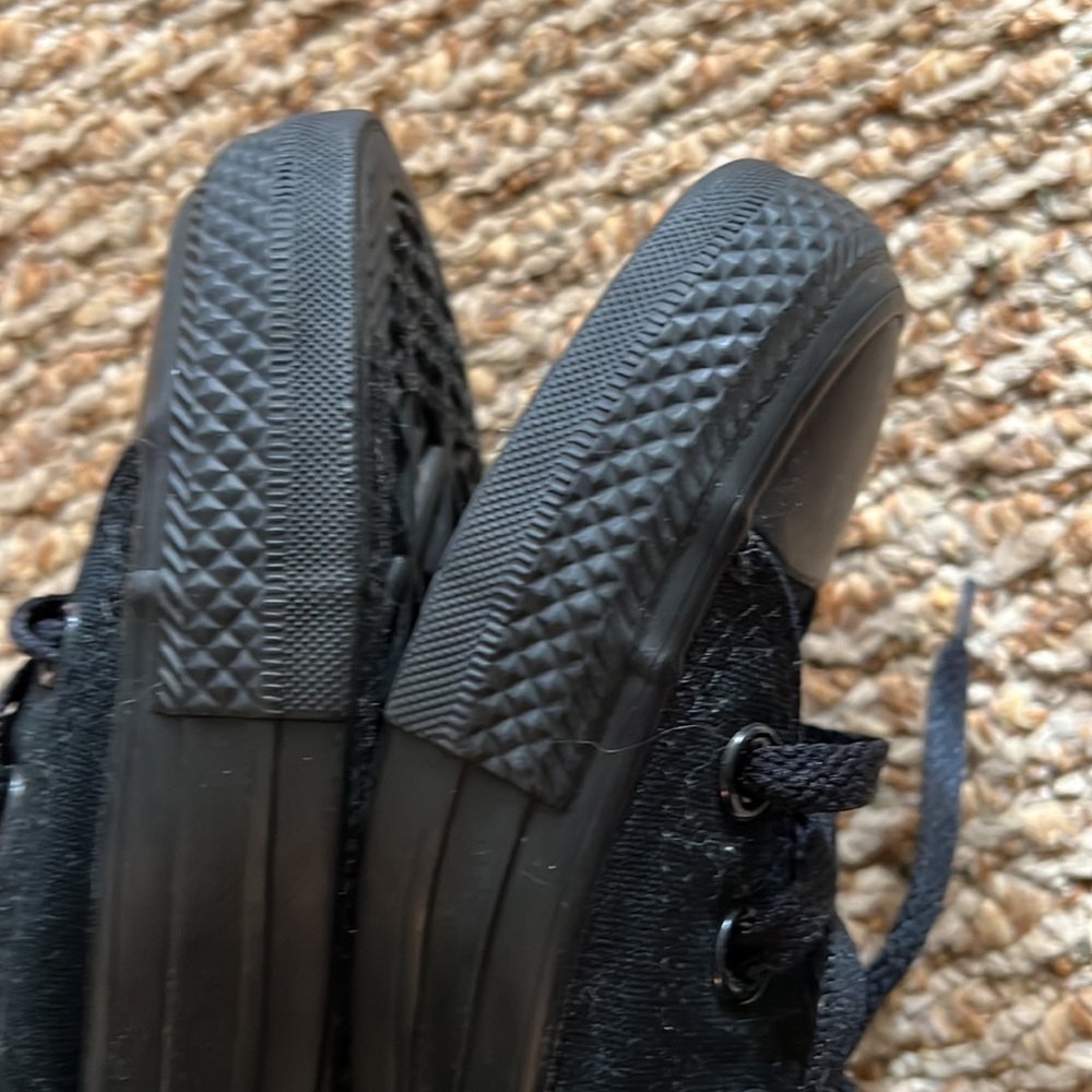 Black converse - Picture 6 of 7